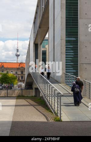 Un pont sur la rivière Spree à Berlin Banque D'Images