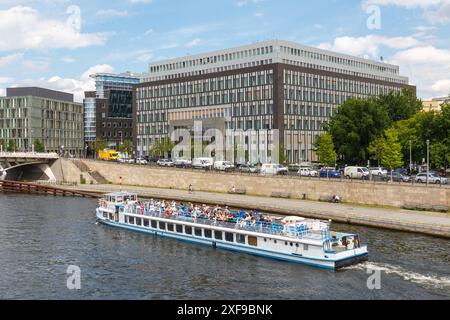 Un bateau de plaisance sur la rivière Spree, Berlin, Allemagne Banque D'Images