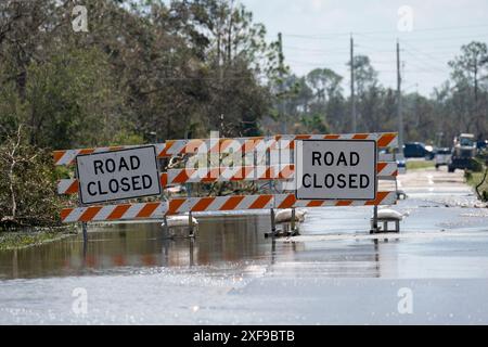 L'ouragan a inondé la rue avec des panneaux fermés de route bloquant la conduite des voitures. Sécurité du transport pendant le concept de catastrophe naturelle Banque D'Images