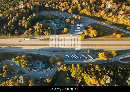 Grand arrêt pour camions avec aire de repos près de l'autoroute inter-États américaine très fréquentée. Place de parking pendant les déplacements interétatiques de la grande plate-forme Banque D'Images