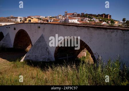 Ponte Romana, pont romain sur la rivière Rio Arade, derrière Silves, château, Castelo de Silves, cathédrale, se Catedral de Silves, Algarve, Portugal Banque D'Images