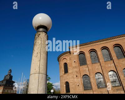 Colonne avec lanterne devant les bâtiments historiques et ciel bleu clair dans une vieille ville, trèves, allemagne Banque D'Images