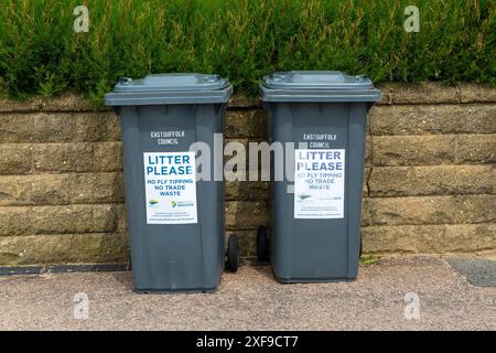 Poubelles du Conseil du Suffolk est, Felixstowe, Suffolk, Angleterre, Royaume-Uni Banque D'Images