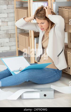 femme de bureau déprimée avec beaucoup de documents Banque D'Images