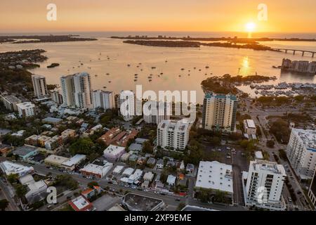 Sarasota, Floride au coucher du soleil. Architecture du centre-ville américain avec immeubles de bureaux de grande hauteur. Développement immobilier en Floride. États-Unis voyage desti Banque D'Images