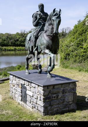 Statue de William Maréchal 1147 - 1219 1er comte de Pembroke sculpture de chevalier anglo-normam par Harriet Addyman devant le château de Pembroke, Pembroke, Royaume-Uni Banque D'Images