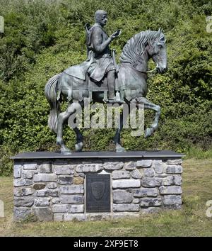 Statue de William Maréchal 1147 - 1219 1er comte de Pembroke sculpture de chevalier anglo-normam par Harriet Addyman devant le château de Pembroke, Pembroke, Royaume-Uni Banque D'Images