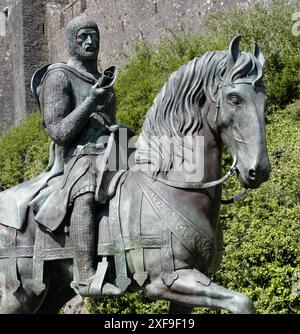 Statue de William Maréchal 1147 - 1219 1er comte de Pembroke sculpture de chevalier anglo-normam par Harriet Addyman devant le château de Pembroke, Pembroke, Royaume-Uni Banque D'Images