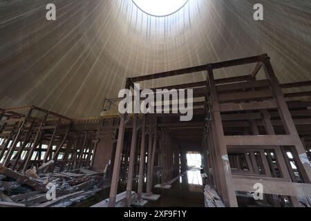 Grafenrheinfeld, Allemagne. 26 juin 2024. Vue sur une tour de refroidissement de la centrale nucléaire déclassée. Crédit : Karl-Josef Hildenbrand/dpa/Alamy Live News Banque D'Images