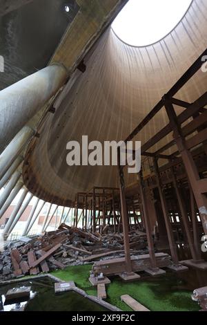 Grafenrheinfeld, Allemagne. 26 juin 2024. Vue sur une tour de refroidissement de la centrale nucléaire déclassée. Crédit : Karl-Josef Hildenbrand/dpa/Alamy Live News Banque D'Images