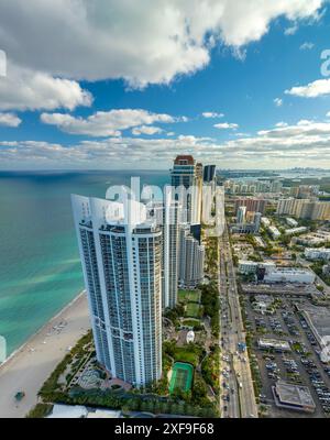 Ville ensoleillée d'Isles Beach avec de luxueux hôtels de haute altitude et des immeubles d'appartements sur la côte atlantique de l'océan. Infrastructure touristique américaine dans le sud de la Floride Banque D'Images