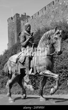 Statue de William Maréchal 1147 - 1219 1er comte de Pembroke sculpture de chevalier anglo-normam par Harriet Addyman devant le château de Pembroke, Pembroke, Royaume-Uni Banque D'Images