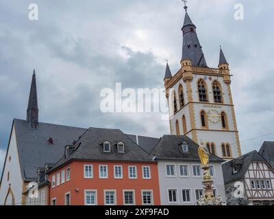 Vue sur la ville historique avec la tour de l'église proéminente et divers bâtiments anciens sous le ciel nuageux, trèves, allemagne Banque D'Images