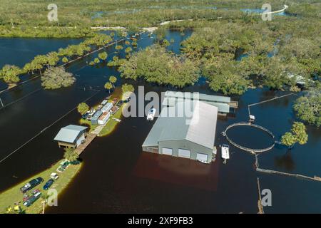 Entouré par l'ouragan Ian Rainfall Flood Waters bâtiment d'entrepôt industriel dans la zone rurale de Floride. Conséquences d'une catastrophe naturelle Banque D'Images