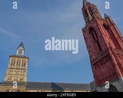 Deux imposantes tours d'une cathédrale gothique s'élèvent dans le ciel bleu, maastricht, pays-bas Banque D'Images