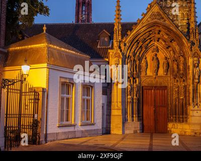 Chapelle gothique illuminée avec façade richement décorée dans la soirée, maastricht, pays-bas Banque D'Images