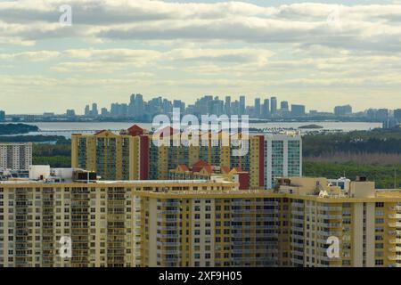 Vue depuis le dessus des luxueux hôtels et condos de haute élévation sur la côte atlantique de l'océan dans la ville de Sunny Isles Beach. Infrastructure touristique américaine dans le sud Banque D'Images