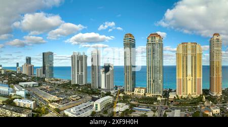 Vue depuis le dessus des luxueux hôtels et condos de haute élévation sur la côte atlantique de l'océan dans la ville de Sunny Isles Beach. Infrastructure touristique américaine dans le sud Banque D'Images
