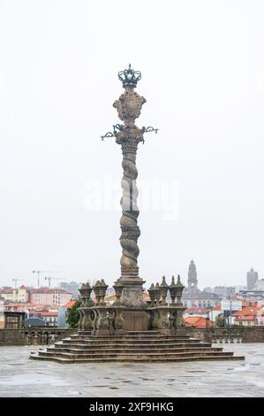 Pilier monumental à la cathédrale de Porto. Le pilier de Porto a une colonne torsadée unique Banque D'Images