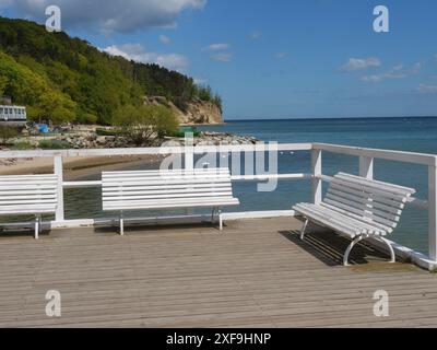 Jetée avec bancs en bois blanc et une vue sur la mer calme et le ciel bleu, atmosphère paisible au printemps, sopot, mer baltique, pologne Banque D'Images