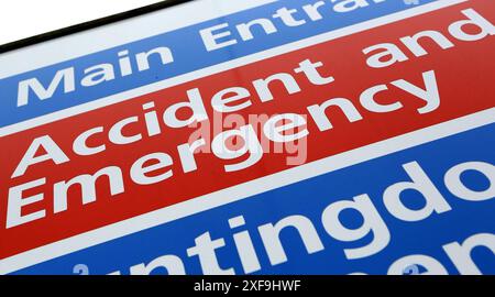 Photo du dossier datée du 21/05/13 d'une pancarte d'accident et d'urgence. Les statistiques publiées mardi par public Health Scotland montrent que 10 019 personnes ont attendu dans les services d'urgence pendant plus de quatre heures dans la semaine jusqu'au 23 juin, les chiffres étant les plus élevés depuis janvier. Date d'émission : mardi 2 juillet 2024. Banque D'Images