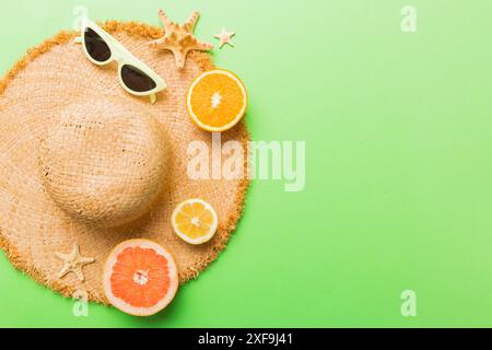 Vue de dessus de divers coquillages placés près de fruits colorés et d'accessoires d'été élégants sur fond de table. Concept d'été. Pose à plat. Vue de dessus avec c Banque D'Images