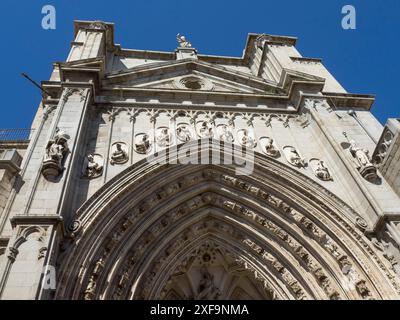 Cathédrale gothique avec portail orné et de nombreuses statues sous un ciel lumineux, tolède, espagne Banque D'Images