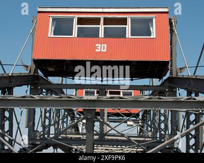 Gros plan d'une cabine rouge sur une grande roue avec une construction en acier détaillée sous un ciel bleu, Vienne, Autriche Banque D'Images