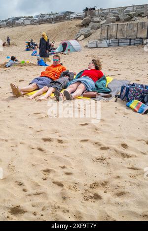 Vacanciers se détendant sur la plage de Fistral à Newquay, en Cornouailles, au Royaume-Uni. Banque D'Images