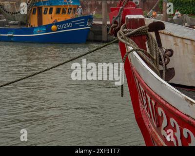 Vue de deux bateaux de pêche colorés couchés côte à côte dans le port, neuharlingersiel, allemagne Banque D'Images