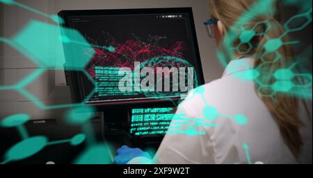 Image des codes et de la structure des molécules sur une femme scientifique caucasienne utilisant l'ordinateur Banque D'Images