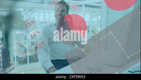 Image de l'interface infographique sur l'homme caucasien parlant sur smartphone dans le bureau Banque D'Images