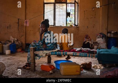 Adwa, Éthiopie. 20 mai 2024. Deux enfants réfugiés sont assis sur le lit où ils dorment dans un centre pour personnes déplacées dans la ville d'Adwa, au Tigré, à quelques kilomètres de la frontière érythréenne. La guerre au Tigré, en Éthiopie, qui opposait le TPLF (Front populaire de libération du Tigré) au gouvernement éthiopien a duré 2 ans (2020-2022) et est considérée comme la guerre la plus sanglante du XXIe siècle. (Photo de Ximena Borrazas/SOPA images/Sipa USA) crédit : Sipa USA/Alamy Live News Banque D'Images