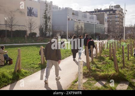 Les gens marchent dans le jardin Truillot, par une belle journée ensoleillée, à Paris, France. Banque D'Images