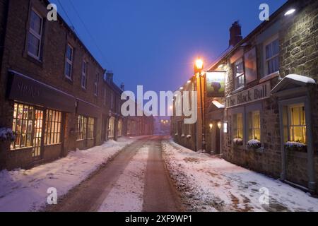 Middle Street à Corbridge, Northumberland. L'une des rues les plus historiques d'Angleterre. Avec le pub Black Bull sur la droite. Banque D'Images