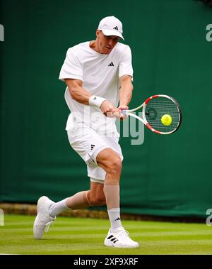 Jan Choinski en action contre Luciano Darderi (non photographié) lors de la deuxième journée des Championnats de Wimbledon 2024 au All England Lawn Tennis and Croquet Club, Londres. Date de la photo : mardi 2 juillet 2024. Banque D'Images