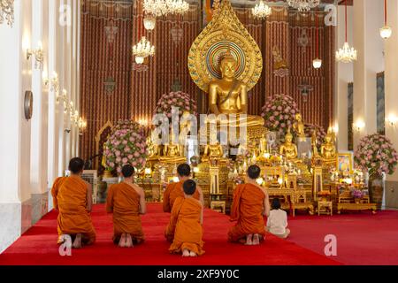 Puja au Wat Chana Songkhram, Bangkok, Thaïlande Banque D'Images