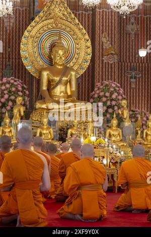 Puja au Wat Chana Songkhram, Bangkok, Thaïlande Banque D'Images