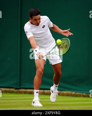 Luciano Darderi en action contre Jan Choinski (non photographié) lors de la deuxième journée des Championnats de Wimbledon 2024 au All England Lawn Tennis and Croquet Club, Londres. Date de la photo : mardi 2 juillet 2024. Banque D'Images