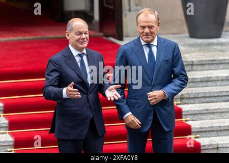 Varsovie, Pologne. 02 juillet 2024. Le premier ministre Donald Tusk accueille le chancelier allemand Olaf Scholz à Varsovie. Des consultations intergouvernementales germano-polonaises ont eu lieu à la Chancellerie du premier ministre à Varsovie sous la présidence du premier ministre Donald Tusk et du chancelier de la République fédérale d'Allemagne Olaf Scholz. Le premier ministre Tusk et le chancelier Scholz, accompagnés de leurs ministres, ont parlé de la sécurité du flanc oriental de l'OTAN dans le contexte de la guerre en Ukraine, des menaces liées à l'immigration illégale, ainsi que de la coopération économique entre les deux pays. CRED Banque D'Images