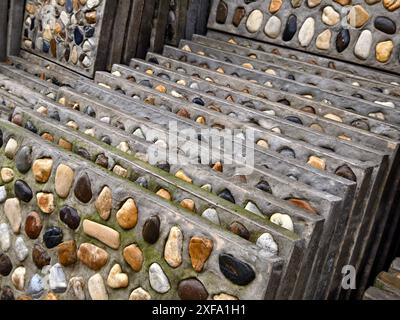 Un tas de tuiles de béton rempli de roches sur le dessus Banque D'Images