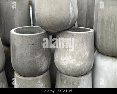 Plusieurs pots de plantes en béton sont empilés les uns sur les autres Banque D'Images