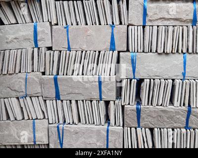 Pile de briques attachée avec des cordes pour la construction et le bâtiment Banque D'Images