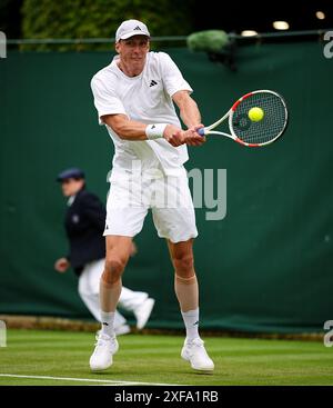 Jan Choinski en action contre Luciano Darderi (non photographié) lors de la deuxième journée des Championnats de Wimbledon 2024 au All England Lawn Tennis and Croquet Club, Londres. Date de la photo : mardi 2 juillet 2024. Banque D'Images