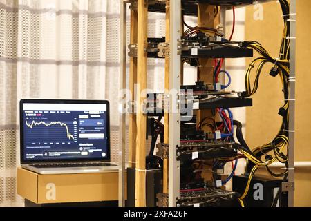 Ferme de cryptes. Concept d'exploitation minière à domicile. Technologie Internet pour extraire Bitcoin et autres monnaies numériques à l'aide de cartes vidéo. concept de technologie blockchain Banque D'Images
