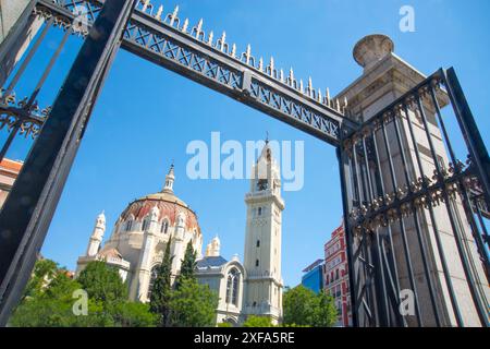 San Manuel y San Benito de l'église entrée du parc de Retiro. Madrid, Espagne. Banque D'Images