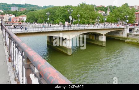 Pont Arenal en béton armé sur la rivière Nervion construit en 1938 et nommé à l'origine Pont de la victoire Bilbao pays Basque Euskadi Espagne Banque D'Images