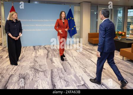 LA HAYE - L'ancienne ministre des Affaires étrangères Hanke Bruins Slot et l'ancienne ministre du commerce extérieur et de la coopération au développement Liesje Schreinemacher rencontrent Reinette Klever et Caspar Veldkamp au ministère des Affaires étrangères. ANP LAURENS VAN PUTTEN pays-bas Out - belgique Out Banque D'Images