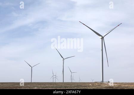 (240702) -- PÉKIN, 2 juillet 2024 (Xinhua) -- cette photo prise le 3 avril 2023 montre quelques générateurs éoliens du parc éolien Zhanatas de 100 MW à Zhanatas, au Kazakhstan. (Photo de Kalizhan Ospanov/Xinhua) Banque D'Images