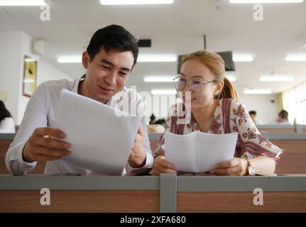 (240702) -- PÉKIN, 2 juillet 2024 (Xinhua) -- Ismail Daurov (à gauche), un étudiant kazakh qui porte un nom chinois ma Wenxuan, discute avec son camarade de classe de leurs thèses à l'Université de médecine chinoise Shaanxi dans la province du Shaanxi, au nord-ouest de la Chine, le 10 juin 2019. Ismail Daurov est maintenant médecin au Centre Chine-Kazakhstan de médecine traditionnelle à Astana. (Xinhua/Li Yibo) Banque D'Images